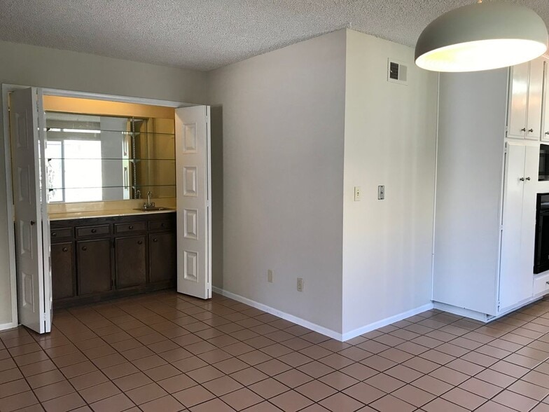 Building Photo - 4592 Benhurst Ave