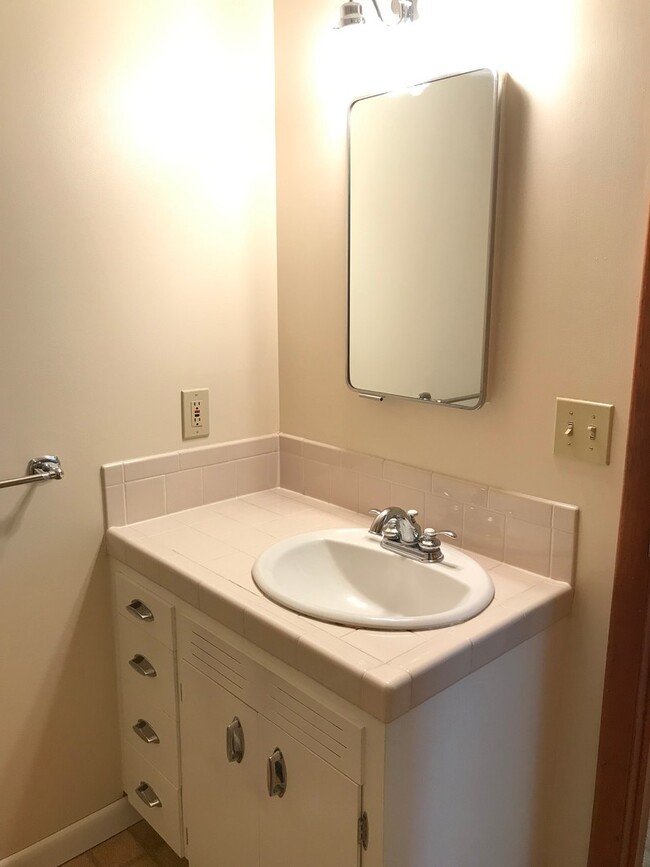 Building Photo - 3824 W Greenbrier Dr