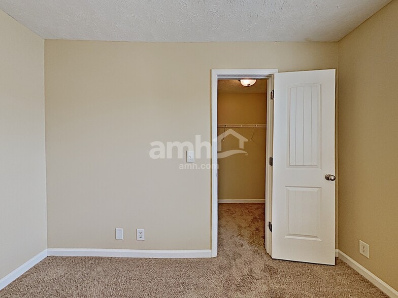 Building Photo - 105 Tulip Grove Pt