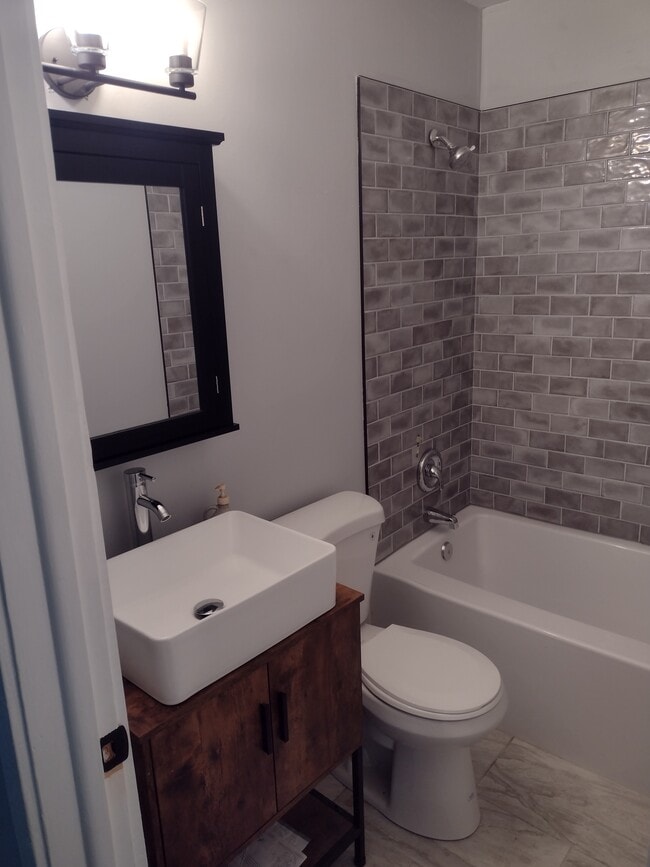 Building Photo - 2525 Deerfield Dr