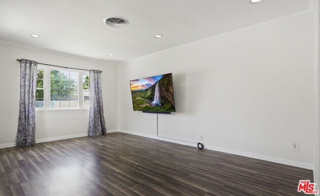 Building Photo - 13842 Hamlin St