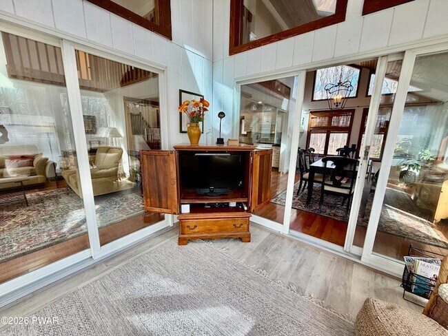 Building Photo - 811 Paddock Ct