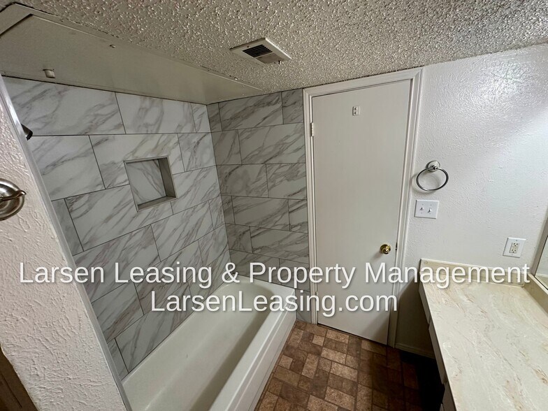 Bathroom - 628 Bellaire Dr
