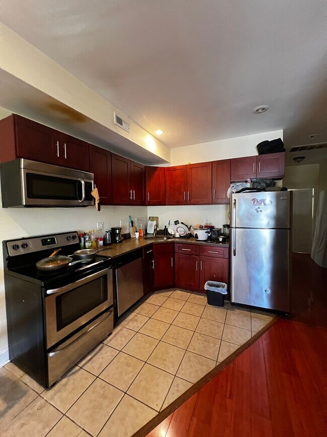 Building Photo - 676 N 33rd St