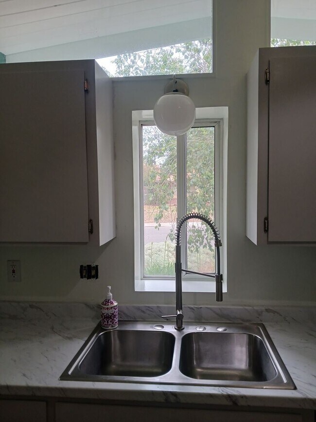 Building Photo - Duplex for RENT!