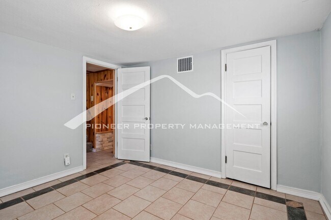 Building Photo - Charming Bungalow in Patty Jewett Neighborhood! 3bed, 2 bath, Enclosed yard, 1 car garage, carport