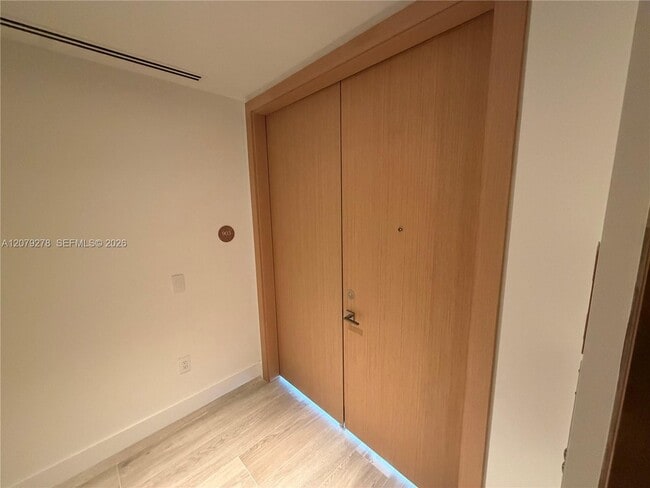 Building Photo - 4714 N Flagler Dr