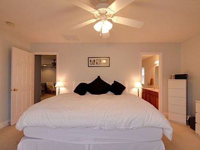 Building Photo - Spacious home with 5 bedrooms and 3 full b...