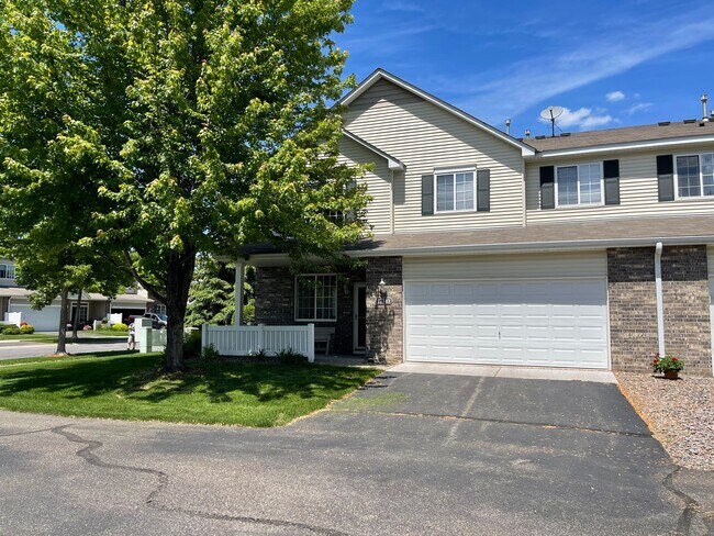 Building Photo - Beautiful end unit townhome in Elk River!