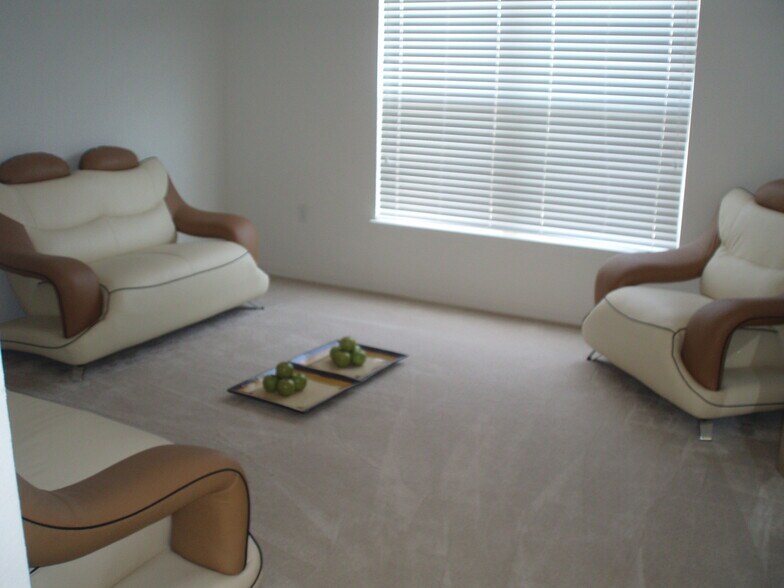 Building Photo - 981 SW McElroy Ave