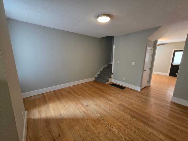 Living room - 1218 S Washington Ave