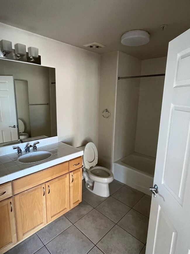 Building Photo - Stunning 2-Bedroom Condo with Panoramic Downtown Views