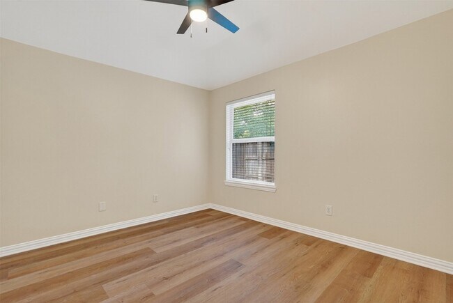 Building Photo - 6864 Bushnell Dr