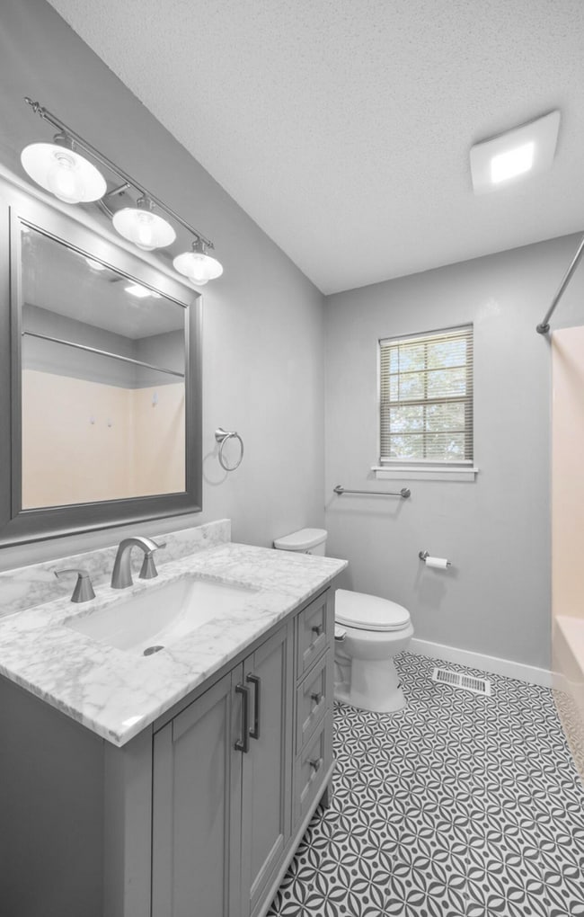 Building Photo - 2 Bed 1 Bath in Rossville w/ Huge Storage ...