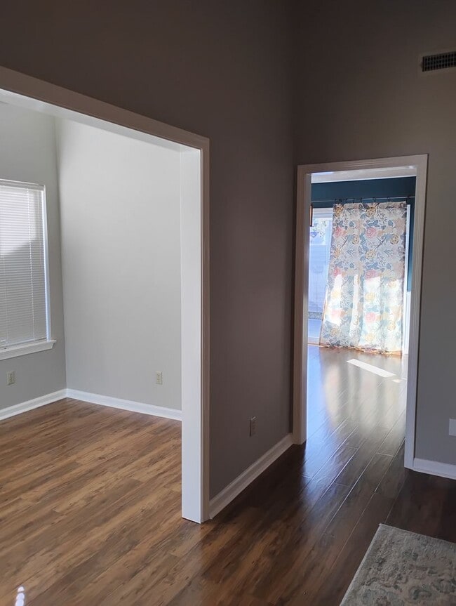 Building Photo - Gleneagles Drive