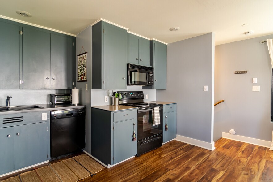 Building Photo - 1629 13th Ave