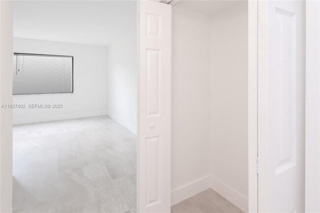 Building Photo - 16461 Blatt Blvd