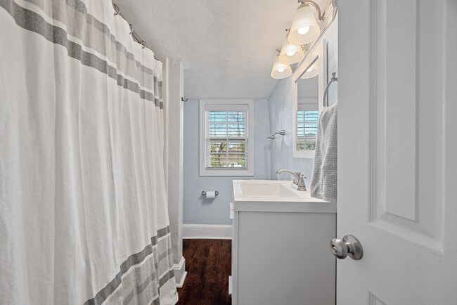 Building Photo - 3221 Locust Ave