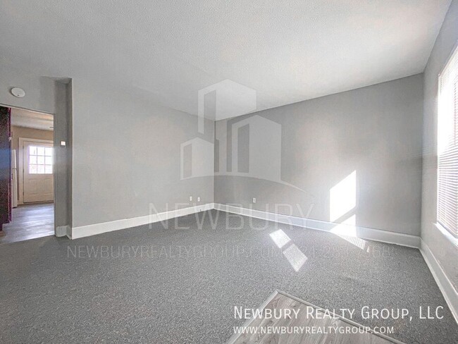 Building Photo - Spacious & Updated 2-Bedroom Row Home – Mo...