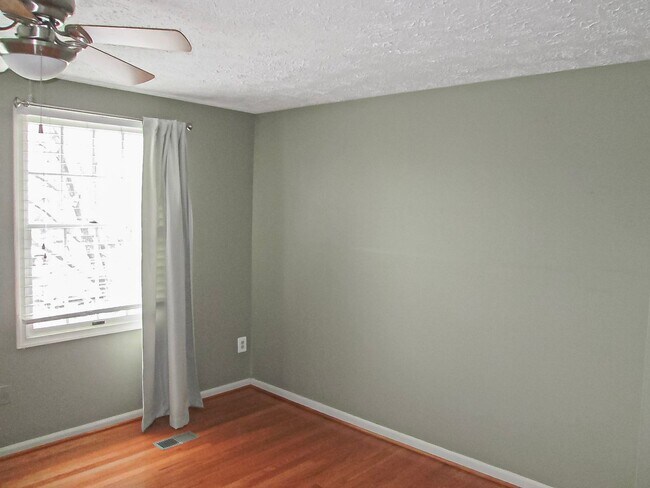 Building Photo - Lovely 2 Bedroom 2 Bathroom Townhome With ...