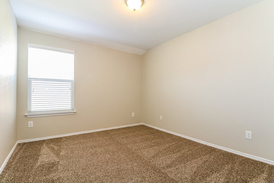 Building Photo - 3020 Meadowbrook Dr