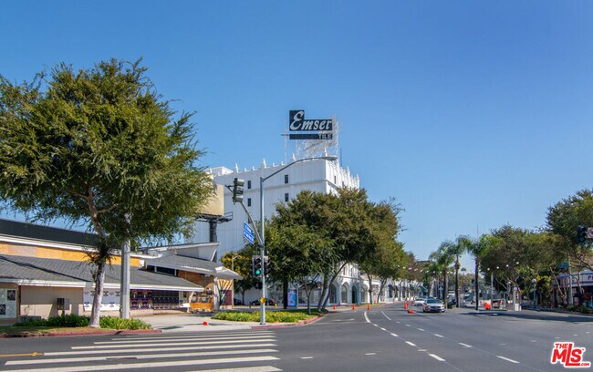 Building Photo - 1112 N Olive Dr