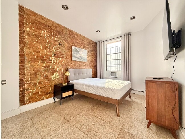 Building Photo - Furnished room/NOT APARTMENT