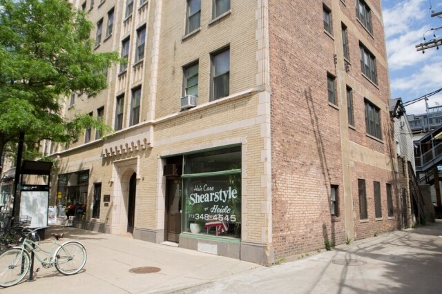 Building Photo - 1650 W Roscoe St