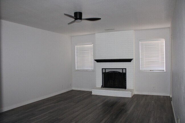 Building Photo - 130 Aster Ct