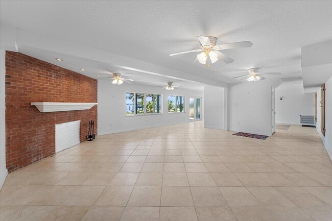 Building Photo - 850 NE Ixora Dr