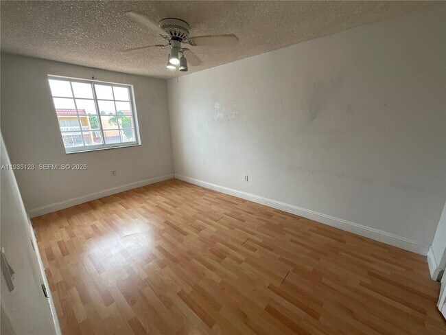 Building Photo - 895 W 79th Pl