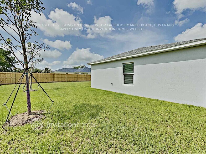 Building Photo - 3733 SW Hulska St