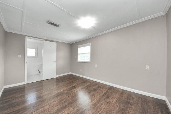 Building Photo - 5747 Turtle Creek Rd