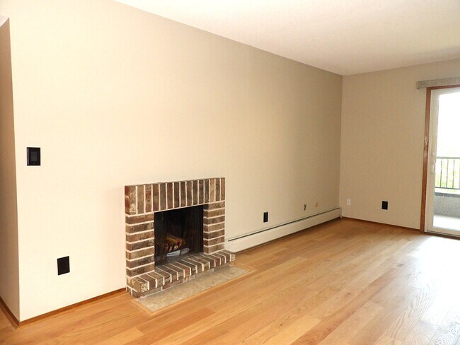 Building Photo - Beautiful 2 Bed | 2 Bath Condo in Roseville