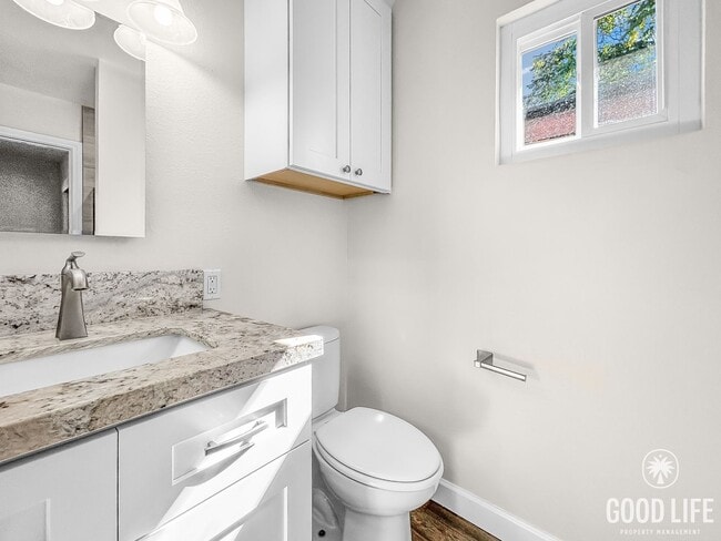 Building Photo - Beautiful 3BD/2BA W/ Updated Kitchen and B...