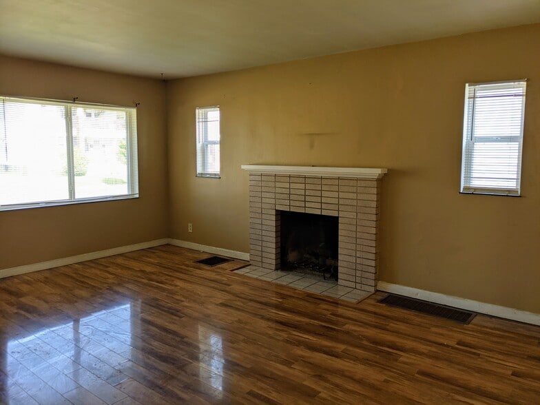Building Photo - 543 Woodbury Ave