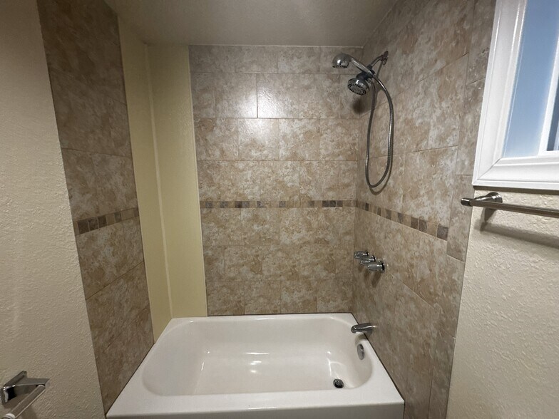 Building Photo - 1705 Quaker St