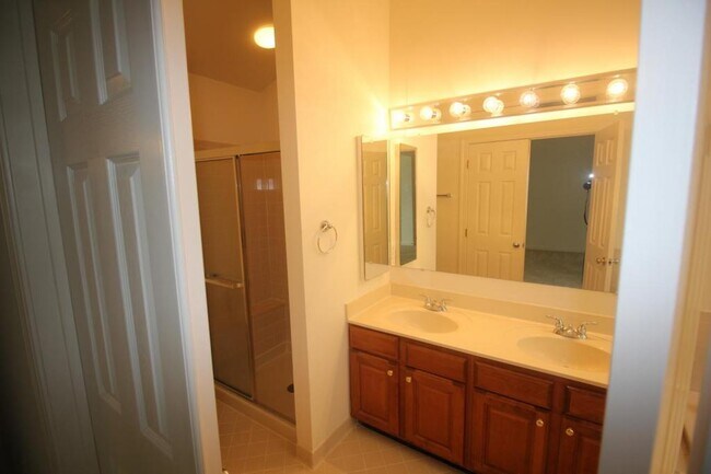 Building Photo - 4555 Fair Valley Dr