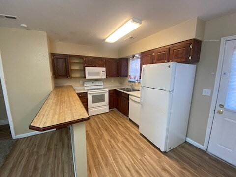 Building Photo - "Charming 2-Bed, 1.5 bath Townhouse Retreat in Saint George