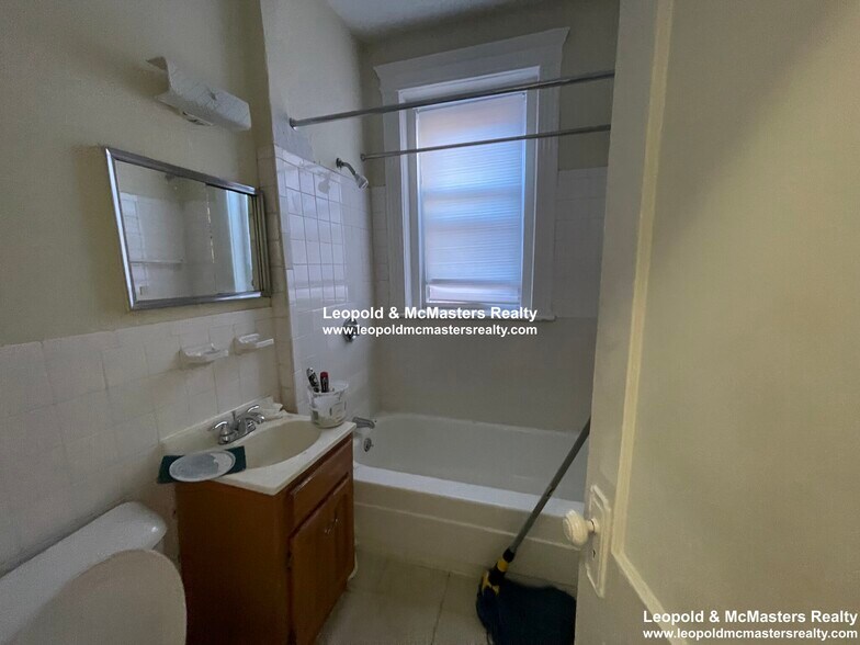 Building Photo - 45 Ashford St