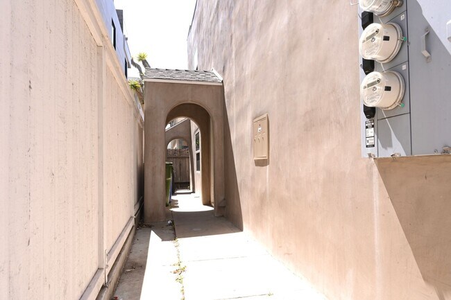 Building Photo - Highland (Crest)