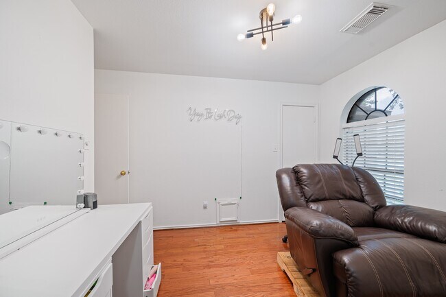 Building Photo - 3326 Lakeland Gardens Dr