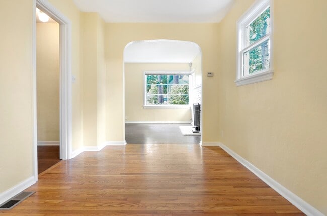 Building Photo - Classic single story house with furnished basement. Near Interurban trails and Jackson Golf course.