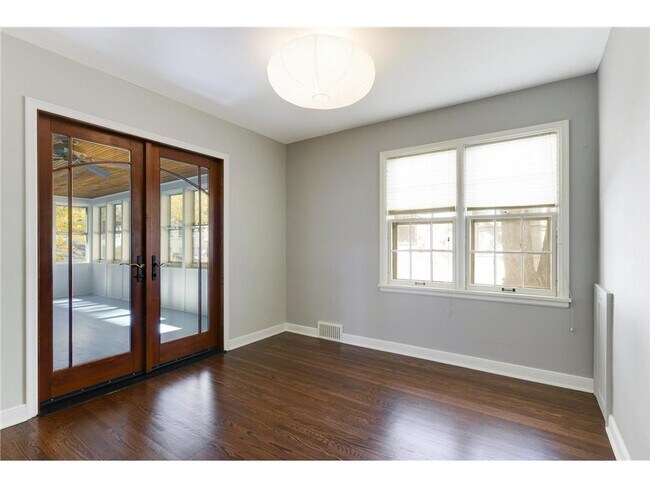 Building Photo - 4020 Ewing Ave S