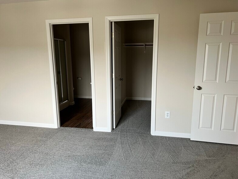 Building Photo - 5555 Glenridge Way