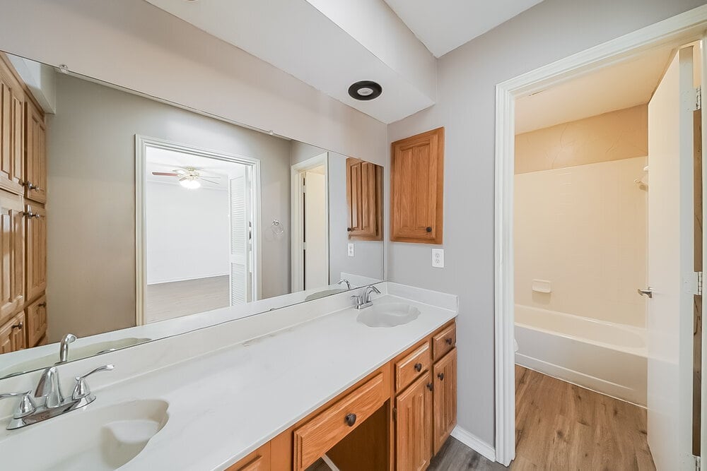 Building Photo - 940 Holly Ln