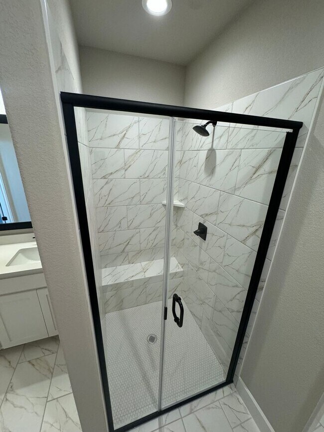 Building Photo - 3/2/2 - FIREPLACE - MUDROOM - GODLEY ISD