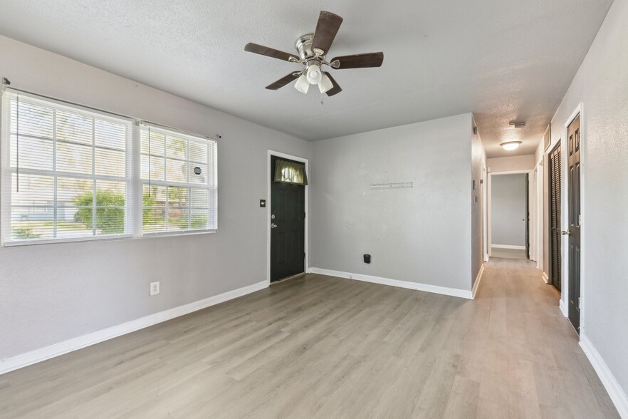 Building Photo - 1604 Parklane Dr