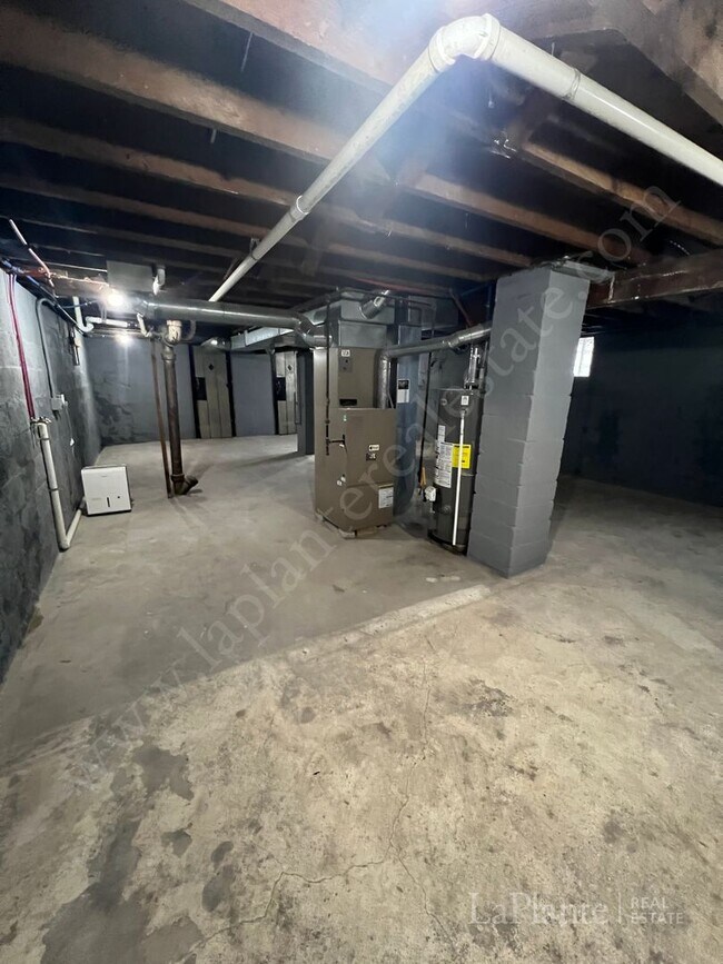 Building Photo - Bright Newly renovated Home in a Quiet West Toledo Neighborhood