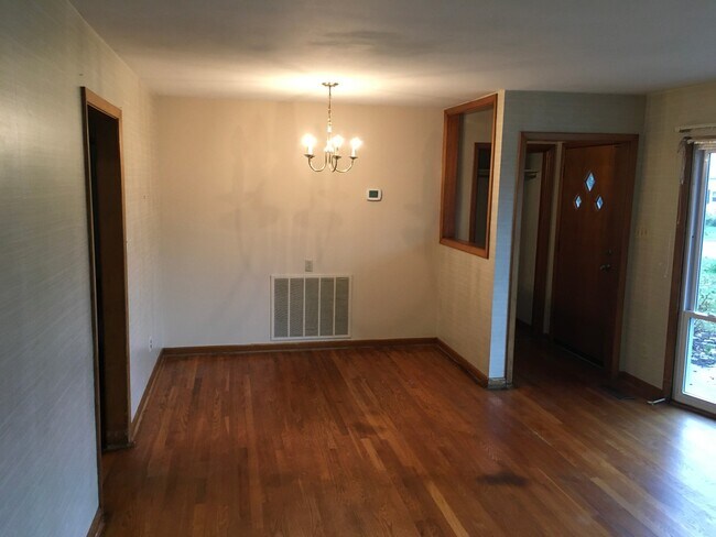 Building Photo - Beautifully updated 3-bedroom, 2-bath home...